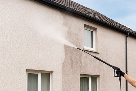 Façade en enduit ou crépi : nettoyage sans abîmer